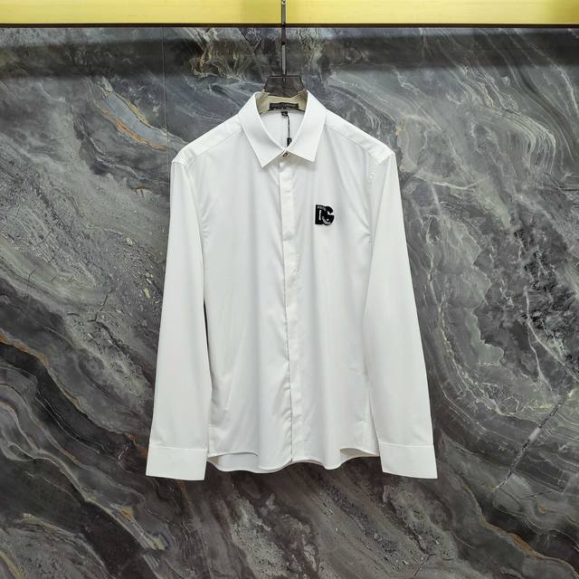 杜嘉班纳 Dg 2025春夏新款长袖 衬衫 衬衣，高端版本！专柜定制面料 透气舒适度高，细节无可挑剔，品牌元素设计理念，体现高品质。手感细腻柔软！呈现休闲裁剪，