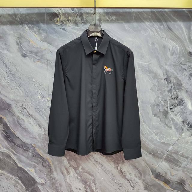 爱马仕 Hermes 2025春夏新款长袖 衬衫 衬衣，高端版本！专柜定制面料 透气舒适度高，细节无可挑剔，品牌元素设计理念，体现高品质。手感细腻柔软！呈现休闲