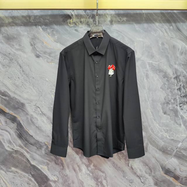 杜嘉班纳 Dg 2025春夏新款长袖 衬衫 衬衣，高端版本！专柜定制面料 透气舒适度高，细节无可挑剔，品牌元素设计理念，体现高品质。手感细腻柔软！呈现休闲裁剪，