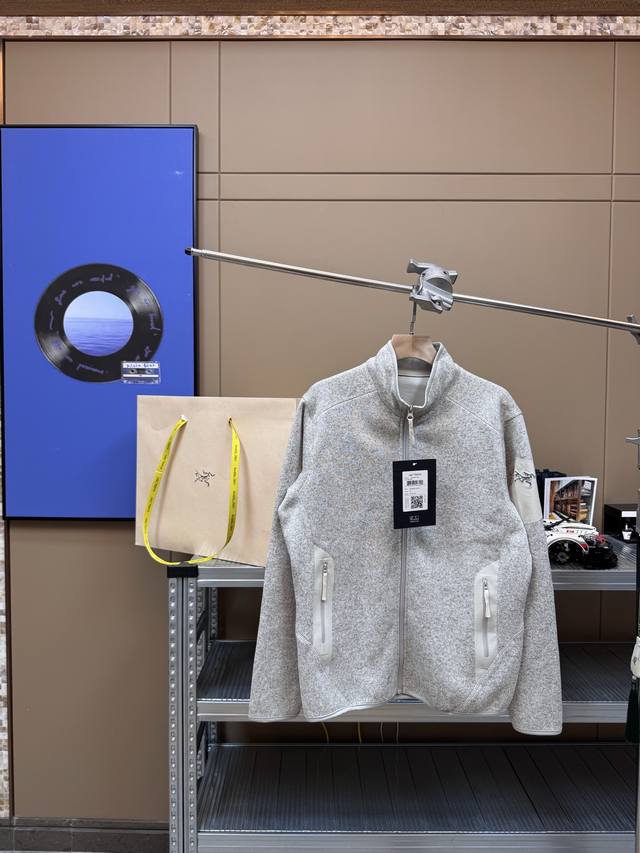 Arc'teryx始祖鸟 Covert Cardigan 保暖 男子拉链抓绒衫 当寒意逐渐袭来一秋日傍晚、冬日白昼、高海拔的夏夜一你需要温暖而高效的外套。Cov