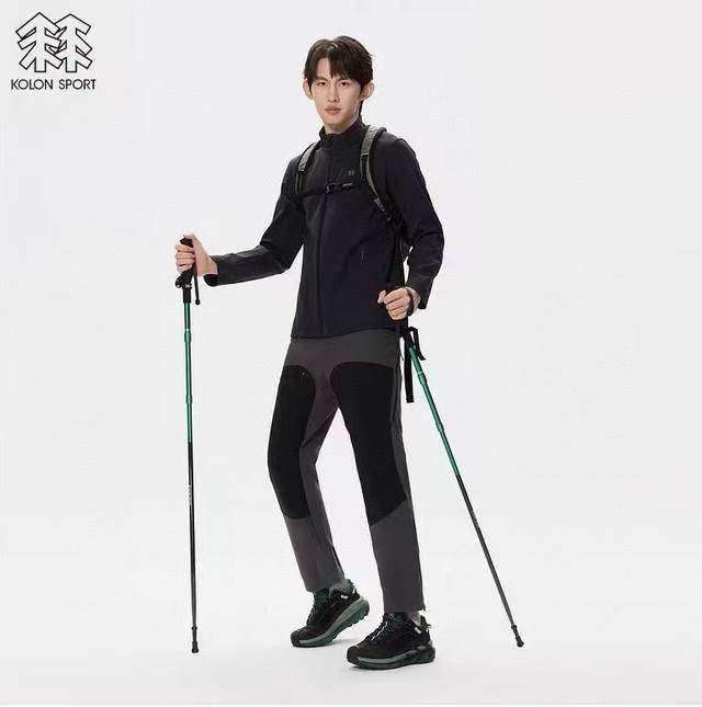 Kolonsport可隆25年秋冬季户外男士立领加绒软壳冲锋衣夹克！ 这款软壳冲锋衣无论是版型还是工艺，一看就不是那种普通货色！整体是户外山系风的定位！既能满足