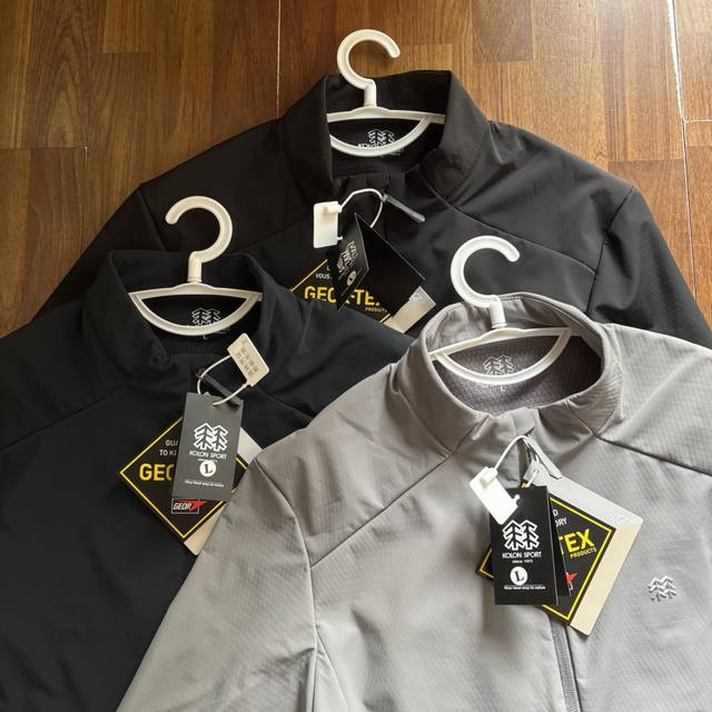 Kolonsport可隆25年秋冬季户外男士立领加绒软壳冲锋衣夹克！ 这款软壳冲锋衣无论是版型还是工艺，一看就不是那种普通货色！整体是户外山系风的定位！既能满足