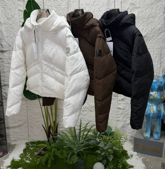 代购级 短款立裁棉服｜精准保暖 轻盈廓形 采用Alo专属科技棉填充，通过立体充棉工艺实现高效锁温，重点守护胸腹核心区域，轻量无负担。短款设计利落不拖沓，行动自如