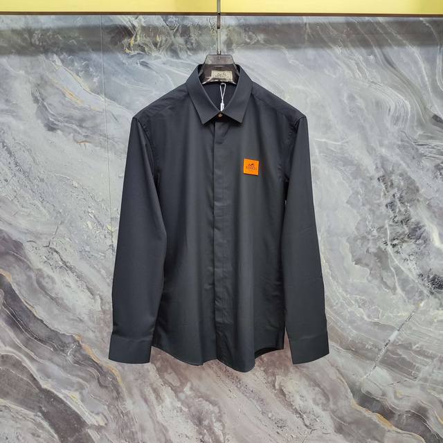 爱马仕 Hermes 2025春夏新款长袖 衬衫 衬衣，高端版本！专柜定制面料 透气舒适度高，细节无可挑剔，品牌元素设计理念，体现高品质。手感细腻柔软！呈现休闲