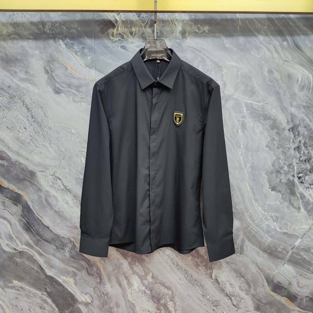 杜嘉班纳 Dg 2025春夏新款长袖 衬衫 衬衣，高端版本！专柜定制面料 透气舒适度高，细节无可挑剔，品牌元素设计理念，体现高品质。手感细腻柔软！呈现休闲裁剪，