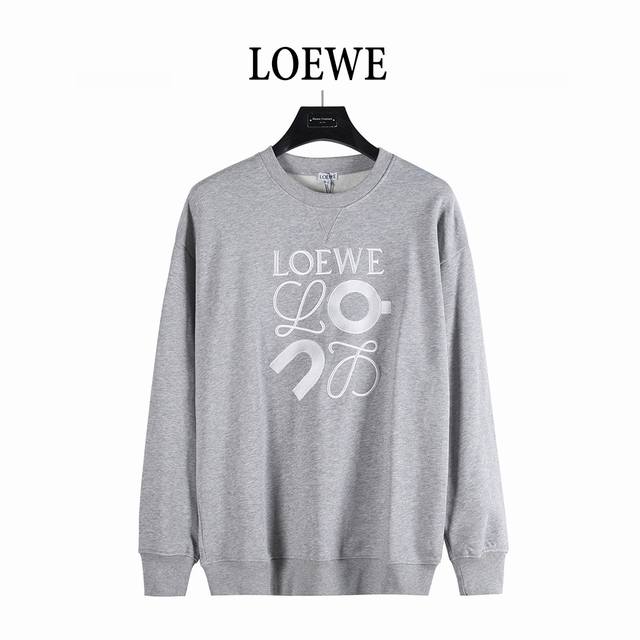 Loewe 罗意威& On 联名字母Logo标识刺绣卫衣 采用双层加厚针织面料，倍感舒适。与 Loewe联合设计，独具特色，舒适有加。 经典个性刺绣大标识 圆领