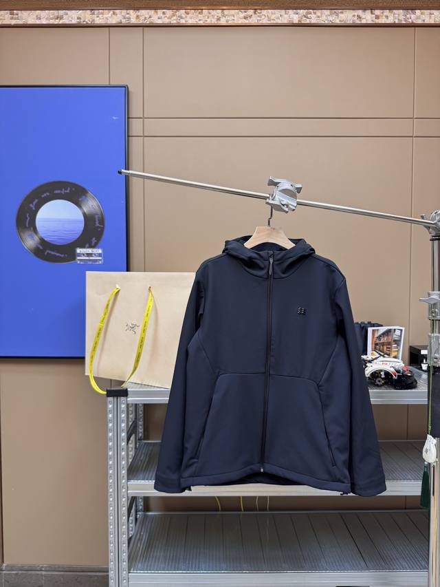 Kolon可隆软壳外套男款防风防泼水透湿耐磨加绒软壳夹克 同步官网最新款，大身采用软壳面料，内里抓绒、具备良好的防风防泼水耐磨功能，立体剪裁，结合面料微弹力提升