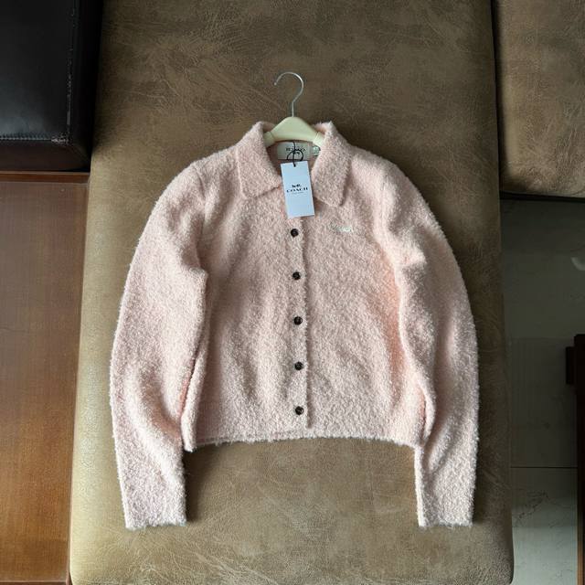 绝美羊毛衫之一Coach 蔻驰奥莱女士Coach刺绣短款开衫针织衫休闲舒适！！ 时髦气质软糯翻领针织衫 大克重，柜子同款！！！ 经典H直身都可驾驭的合身松量遮肉