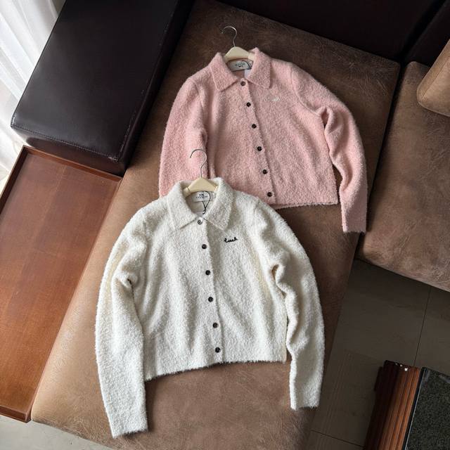 绝美羊毛衫之一Coach 蔻驰奥莱女士Coach刺绣短款开衫针织衫休闲舒适！！ 时髦气质软糯翻领针织衫 大克重，柜子同款！！！ 经典H直身都可驾驭的合身松量遮肉