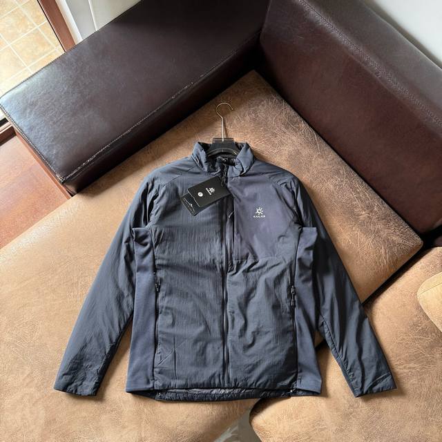 Kailas凯乐石Ac 60 立领棉服P棉保暖外套防泼户外登山徒步男款 简直是户外与日常穿搭的“宝藏选手”！轻若无物，穿上身几乎没负担，却有着出色的保暖力，像给