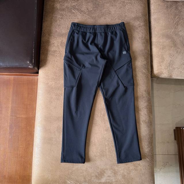 Kolon Sport可隆加绒工装口袋软壳裤防泼水防风耐磨透湿男士保暖V-Fit热压微锥长裤 大身采用锦纶和氨纶混纺加绒面料，具有防风、防泼水、保暖、耐磨、透湿