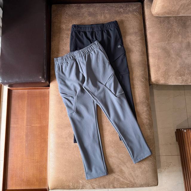 Kolon Sport可隆加绒工装口袋软壳裤防泼水防风耐磨透湿男士保暖V-Fit热压微锥长裤 大身采用锦纶和氨纶混纺加绒面料，具有防风、防泼水、保暖、耐磨、透湿