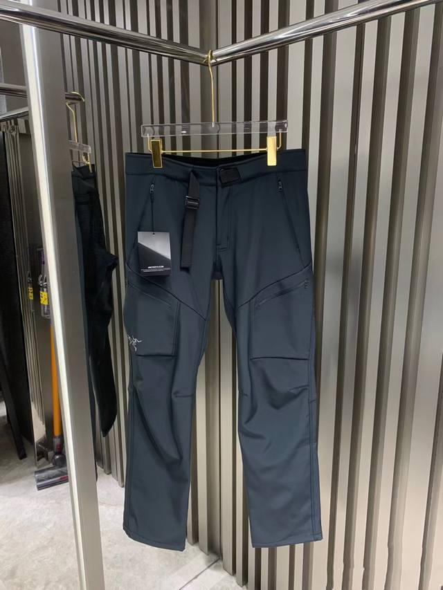 供 Arcterxy 始祖鸟冬款户外登山软壳加绒休闲裤 腰部设计有调节扣， 一款休闲运动户外专业软壳加绒裤 全设计Ykk拉链 独家爆款立体剪裁 上身效果特别棒