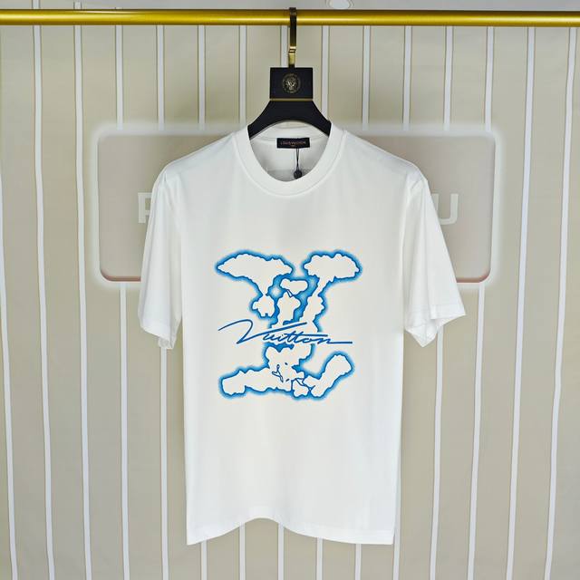 Lv 路易威登2025春夏新款原单男士圆领短袖T恤 专柜同步售卖 高端品质 高版本 Os版型阔版 爆款胸前Logo印花字母设计 定制进口双股100%纯棉面料 手