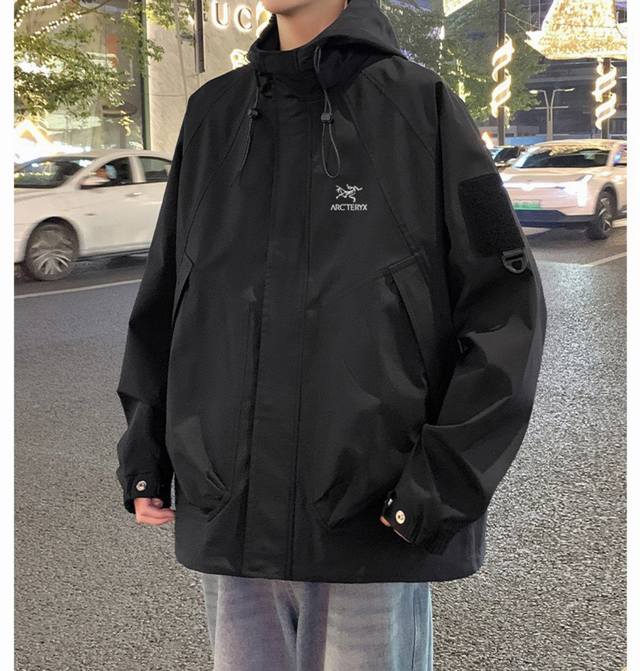 供 Arctery始祖鸟男女款春秋款防风专业级户外连帽夹克外套.在为运动爱好者提供终极的保护，这款防风透气的连帽衣是追求灵活性的.精心设计，面料和性能作为重点。