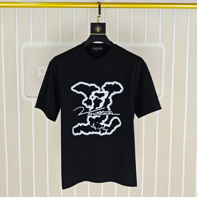 Lv 路易威登2025春夏新款原单男士圆领短袖T恤 专柜同步售卖 高端品质 高版本 Os版型阔版 爆款胸前Logo印花字母设计 定制进口双股100%纯棉面料 手