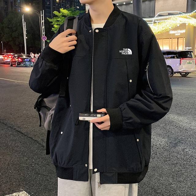 供 The North Face 北面海外代购飞行服，休闲棒球服外套，男女同款，潮流单品，松垮版型杠杠的潮流感，不挑身材，柔软舒适的料子，经过多次设计和改造，不