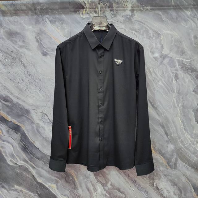 普拉达 Prada 2025Ss新款长袖 衬衫 衬衣，高端版本！专柜定制面料 透气舒适度高，细节无可挑剔，品牌元素设计理念，体现高品质。手感细腻柔软！呈现休闲裁