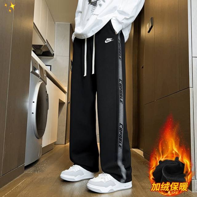 供 耐克Nike秋冬季侧边印花运动休闲裤宽松直筒纯棉卫裤 秋款新款爆款经典百搭款侧边印花拼接运动直筒卫裤，简约百搭，不挑年龄不挑人，版型宽松，搭配经典Logo印