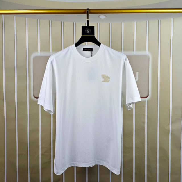 Lv 路易威登2025春夏新款原单男士圆领短袖速干T恤 专柜同步售卖 高端品质 高版本 Os版型阔版 爆款胸前绣花Logo图案设计 定制进口双股100%纯棉面料