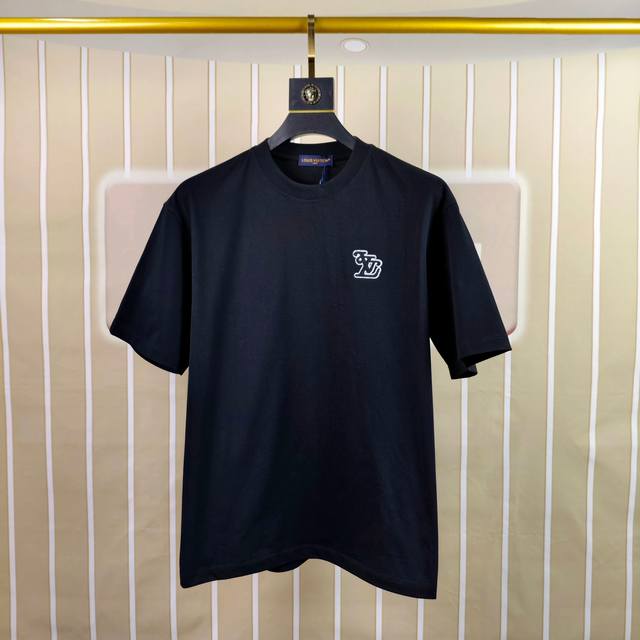 Lv 路易威登2025春夏新款原单男士圆领短袖速干T恤 专柜同步售卖 高端品质 高版本 Os版型阔版 爆款胸前绣花Logo图案设计 定制进口双股100%纯棉面料