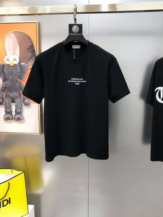 D*Or 迪奥2025春夏新款原单男士圆领短袖T恤 专柜同步售卖 高端品质 高版本 爆款印胶字母Logo设计 定制进口双股100%纯棉面料 手感柔软细腻 穿着亲