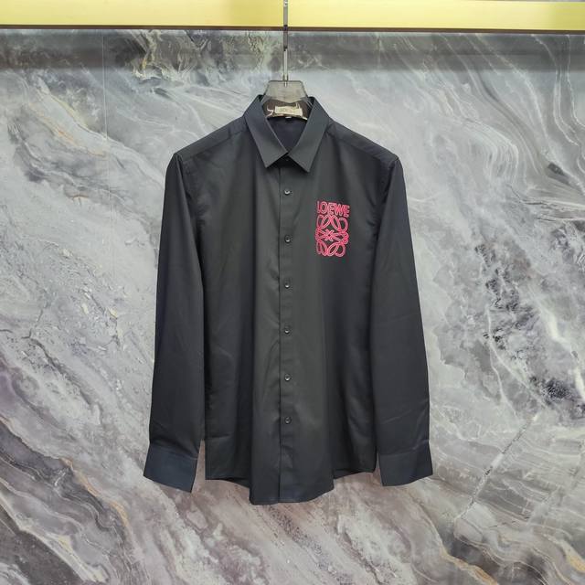 Loewe 罗意威 2025Ss新款长袖 衬衫 衬衣，高端版本！专柜定制面料 透气舒适度高，细节无可挑剔，品牌元素设计理念，体现高品质。手感细腻柔软！呈现休闲裁