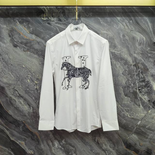 爱马仕 Hermes 2025Ss新款长袖 衬衫 衬衣，高端版本！专柜定制面料 透气舒适度高，细节无可挑剔，品牌元素设计理念，体现高品质。手感细腻柔软！呈现休闲