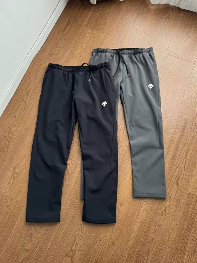 上新！ ，Descente迪桑特梭织运动跑步男士秋冬防风保暖加绒运动长裤。采用3L复合抓绒面料制成的梭织运动长裤。面料轻质防风，立体挺括，内层抓绒，柔软细腻亲肤