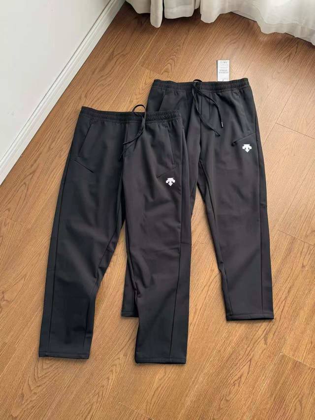 上新！ ，Descente迪桑特抽绳直筒情侣户外休闲加绒长裤！这条裤子简直太好穿了，上身瞬间有暖感，弹力十足，面料真的太舒服，款式简单大气，冬季必选款式！抽绳设