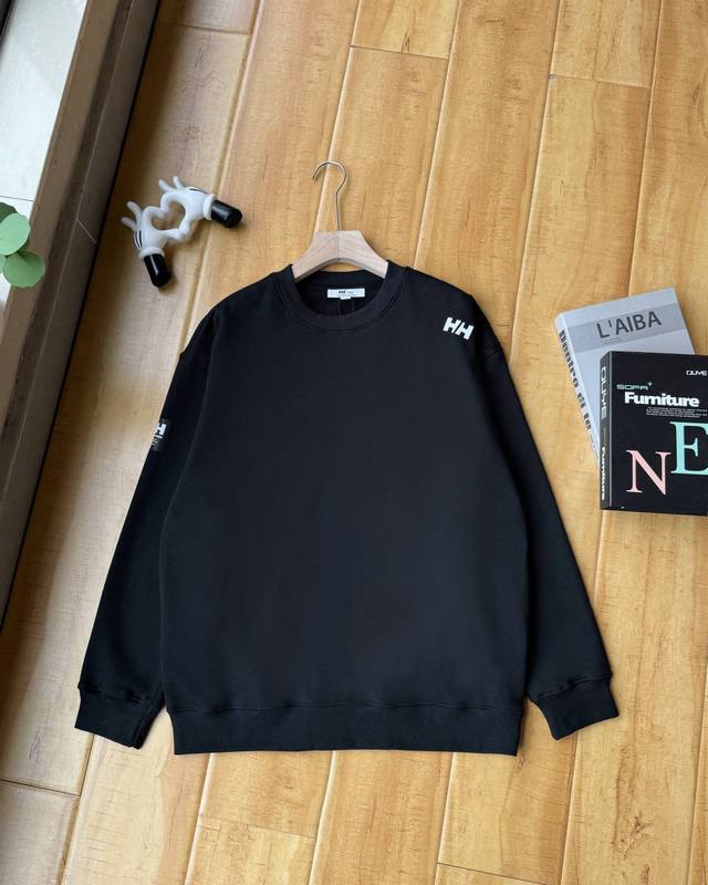 上新 加绒加厚、咖色断 品牌：Helly Hansen海丽汉森 高版本！Hh家高定春秋款落肩时尚圆领卫衣，可户外！可内搭！原版纯棉面料，舒适透气！ 采用原版26