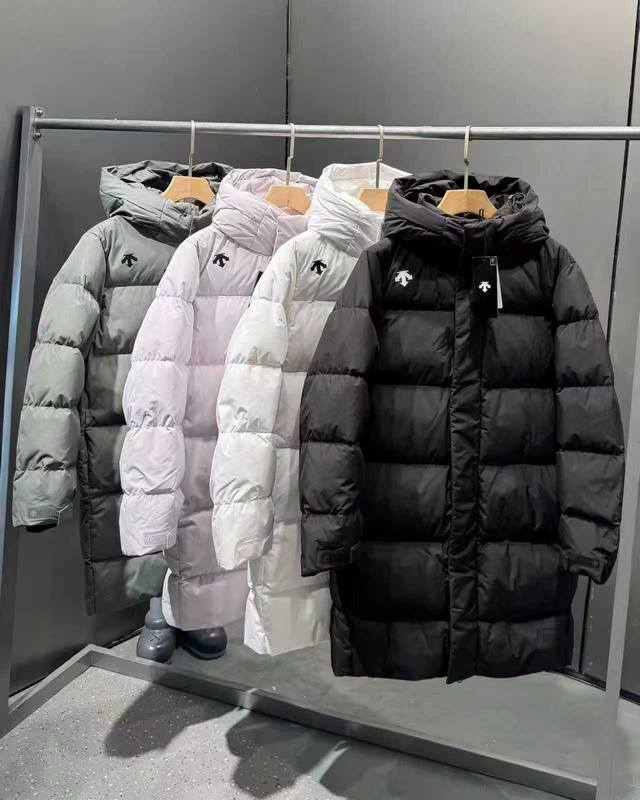 上新 Descente 迪桑特 秋冬新款首尔版长款过膝连帽羽绒服拼接拼色羽绒大衣男女同款 不需要华丽的言词 最牛的带给你们 长款羽绒服，这款在平台备注追捧的情侣