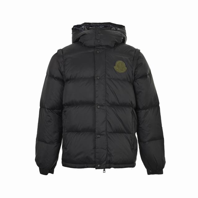 Moncler 蒙口 Cyclone 大标连帽羽绒服 该款羽绒服采用标志性的尼龙面料制成 25D480T尼龙防风防雨面料 拆袖设计可轻松调节款型 可根据气候情况