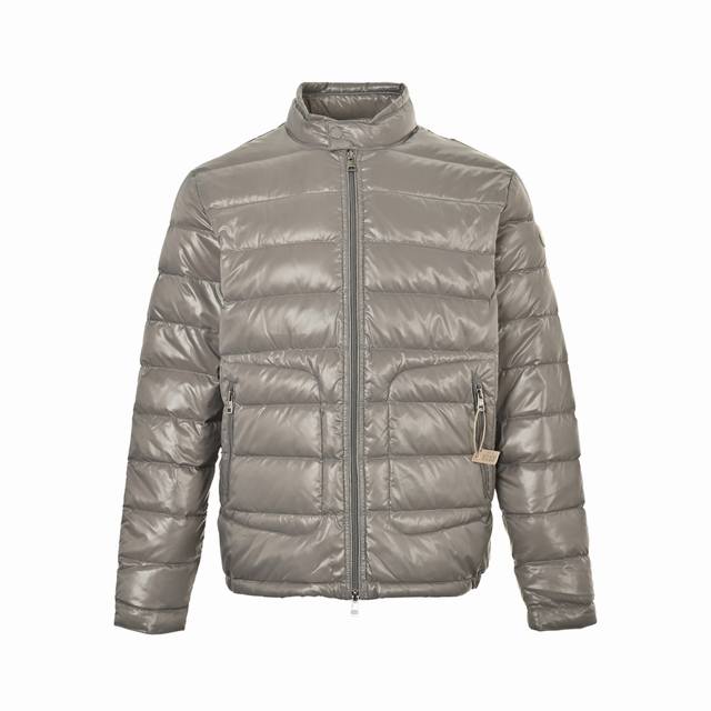 Moncler 蒙口 简约大口袋立领轻薄羽绒服 简约大口袋素款 秋冬新款羽绒服 白鹅绒羽绒填充实 蓬松度极好 纯色系列高级感十足 Size:1-5