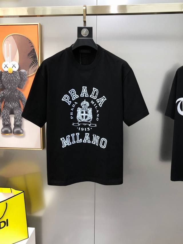 Ada 普拉哒2025春夏新款原单男士圆领短袖T恤 专柜同步售卖 爆款高端品质 高版本 Os版型阔版 印胶印花字母Logo图案设计 定制进口双股100%纯棉面料