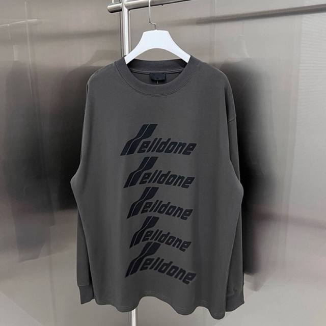 We11Done 字母弹幕 宽松圆领长袖T恤男女情侣款 面料：原版定制300G水洗巴黎棉 工艺：走线均是全身三线缝制，后领织带包边延伸到肩部加固，细节井口与肩膀