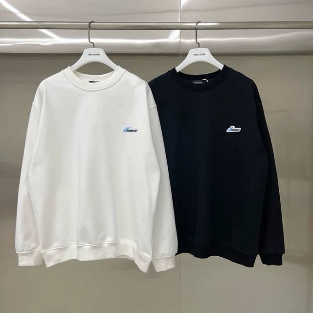We11Done 刺绣Logo 高街美式宽松圆领卫衣 男女情侣款 Size：S-L Color：白色、黑色 配置齐全，全套定制的Yuan版辅料，包装袋原版标签，