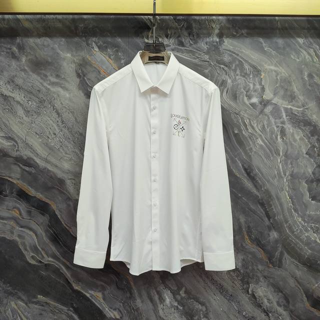 路易威登 Lv 2025Ss新款长袖 衬衫 衬衣，高端版本！专柜定制面料 透气舒适度高，细节无可挑剔，品牌元素设计理念，体现高品质。手感细腻柔软！呈现休闲裁剪，