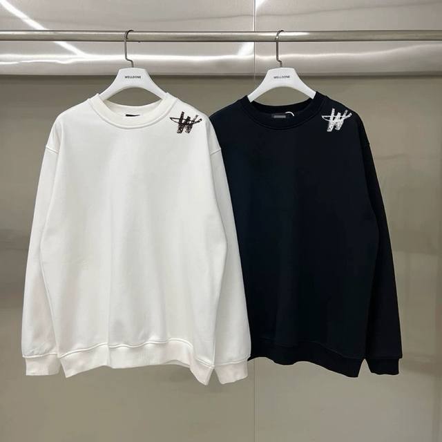 We11Done 简约W字母 高街美式宽松圆领卫衣 男女情侣款 Size：S-L Color：白色、黑色 配置齐全，全套定制的Yuan版辅料，包装袋原版标签，每