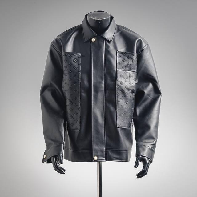Louis Vuitton Lv 25Ss 口袋拼接Logo压花皮衣外套 本款为经典款高品质高版本，拼接路易威登老花压花经典皮衣夹克。百搭款，男女同款。 Siz