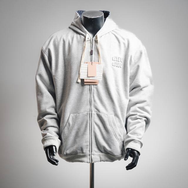 Miumiu 缪缪25Fw小标双面穿拉链连帽外套 针织面采用 Gm2高克重双纱毛圈布，采用双纱并线编织，比单纱毛圈提升约30%抗起球性与耐磨度，梭织面采用采用9