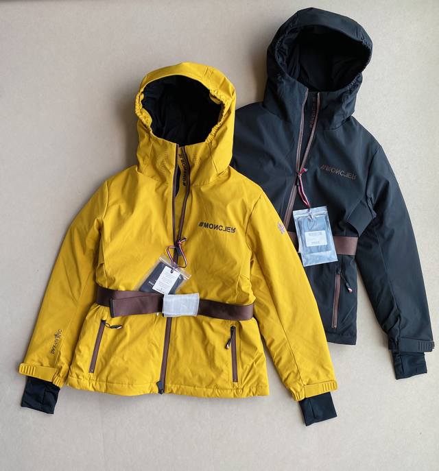 上新 高品质 Mon 25Fw全新户外系列滑雪连帽运动羽绒服 高端户外防风 防雨雪滑雪外套 变成中高立领 修身束腰3D剪裁护帘缝制三角反光标 衣服对折缝合背面全