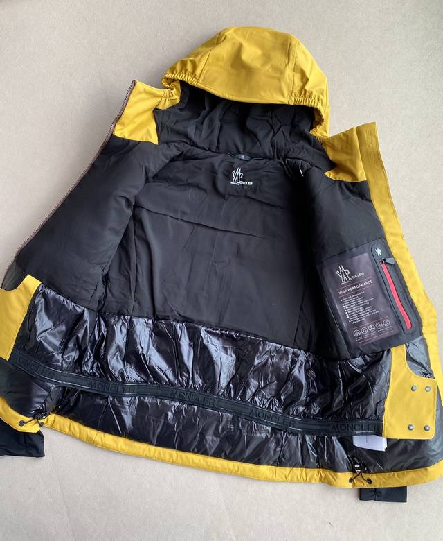 上新 高品质 Mon 25Fw全新户外系列滑雪连帽运动羽绒服 高端户外防风 防雨雪滑雪外套 变成中高立领 修身束腰3D剪裁护帘缝制三角反光标 衣服对折缝合背面全