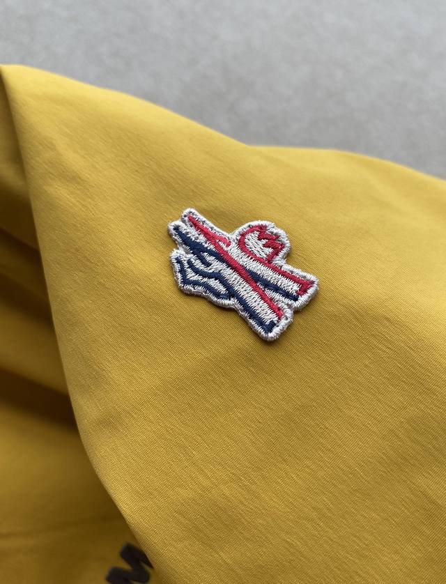 上新 高品质 Mon 25Fw全新户外系列滑雪连帽运动羽绒服 高端户外防风 防雨雪滑雪外套 变成中高立领 修身束腰3D剪裁护帘缝制三角反光标 衣服对折缝合背面全