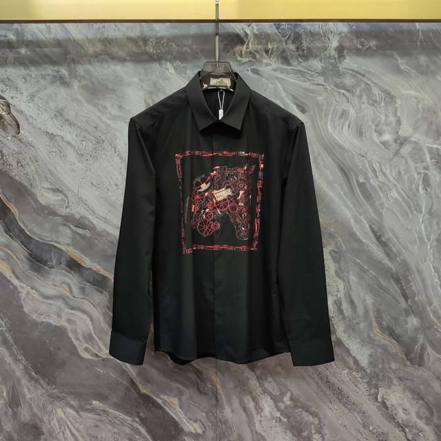 爱马仕 Hermes 2025Ss新款长袖 衬衫 衬衣，高端版本！专柜定制面料 透气舒适度高，细节无可挑剔，品牌元素设计理念，体现高品质。手感细腻柔软！呈现休闲