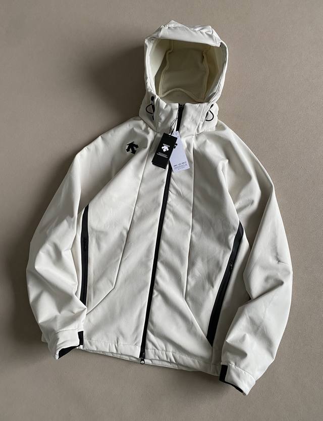 上新 ！Ds Training系列 质感复合梭织 防风加绒保暖连帽夹克外套 男女同款！！ 这款男士综训训练外套专为多场景运动与日常生活设计，融合功能性与时尚感。