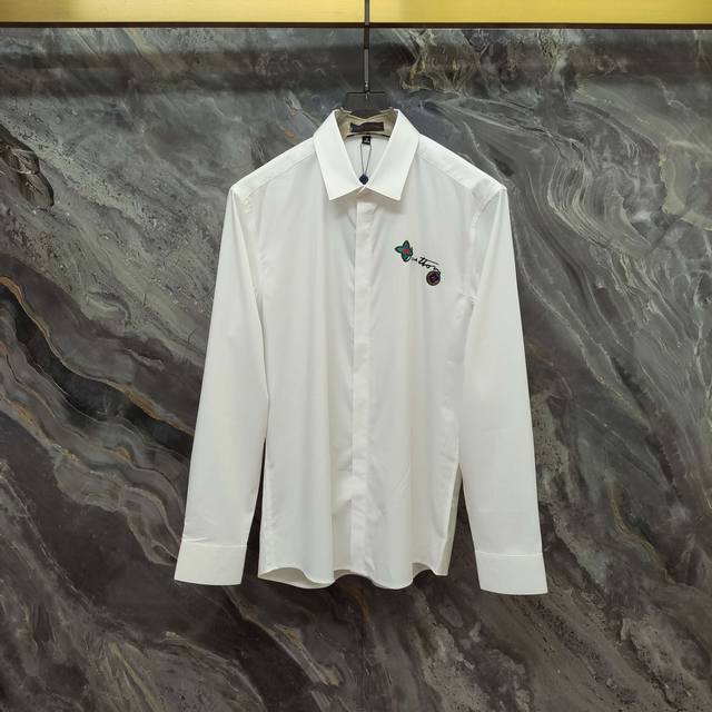 路易威登 Lv 2025Ss新款长袖 衬衫 衬衣，高端版本！专柜定制面料 透气舒适度高，细节无可挑剔，品牌元素设计理念，体现高品质。手感细腻柔软！呈现休闲裁剪，