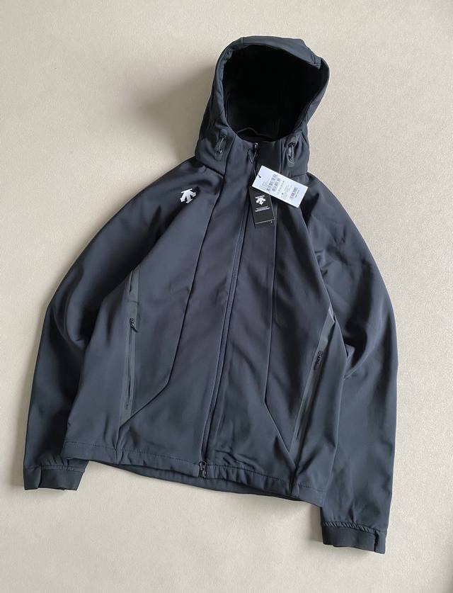 上新 Ds Training系列 质感复合梭织 防风加绒保暖连帽夹克外套 男女同款！！ 这款男士综训训练外套专为多场景运动与日常生活设计，融合功能性与时尚感。