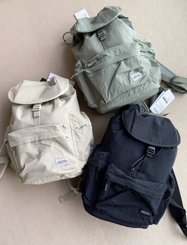 上新 ！双肩包！国家地理情侣款运动休闲双肩包。 尺寸：38*26*13.5 立体翻盖+卡扣设计，简约纯色高级到骨子里，背去写字楼是精致打工人，配卫衣牛仔裤秒变校