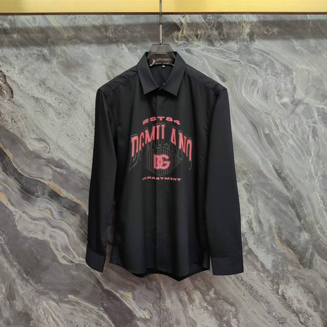 杜嘉班纳 Dg 2025Ss新款长袖 衬衫 衬衣，高端版本！专柜定制面料 透气舒适度高，细节无可挑剔，品牌元素设计理念，体现高品质。手感细腻柔软！呈现休闲裁剪，